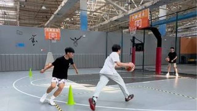 #篮球 #日常训练 #传球配合 
防守结合传球轮转训练
｜双人追击传球上篮终结
｜碎步防守突破上篮轮