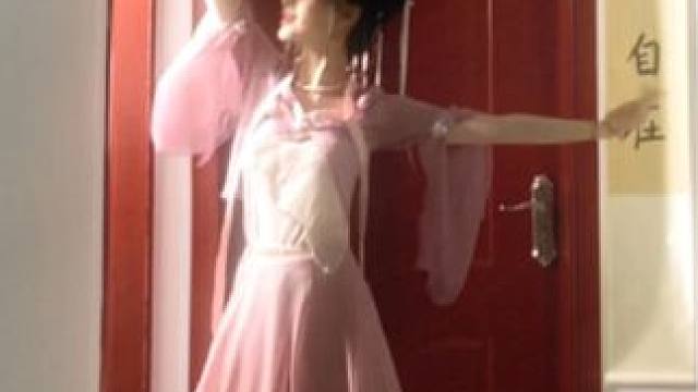 裙摆像花朵一样！好喜欢！ #创作灵感 #古典舞 #我的舞蹈日记 #浅跳一下