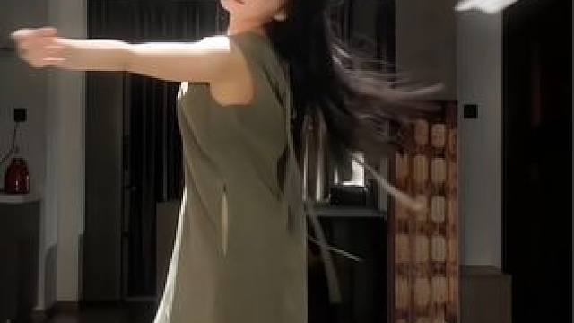 #舞蹈 南风又起，恍然月色不及你～#国风 #扇子舞 #氛围感 #白月光