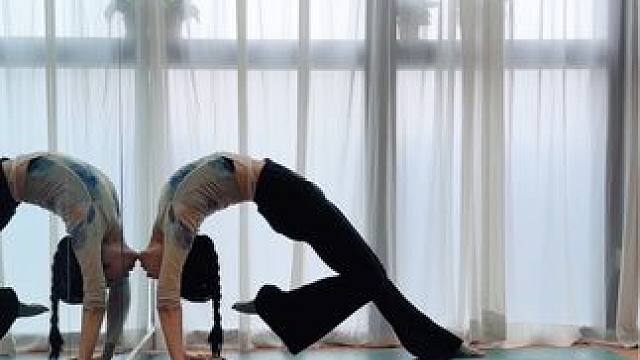 不对称轮式练习，下班一起开个心#瑜伽 #后弯 #轮式