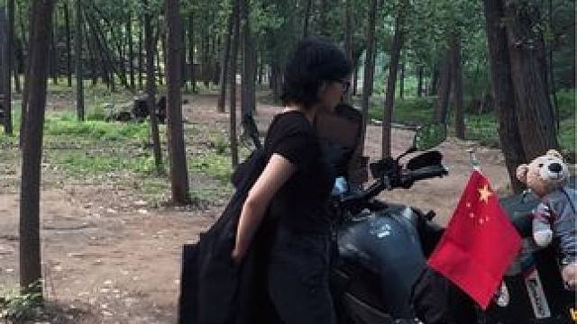 人潮拥挤 我在无人问津的森林酒足饭饱#户外 #远离城市的喧嚣 #风和自由 #爱机车爱生活 #拉力女骑