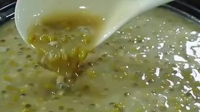 绿豆西米露 天气炎热，给家人安排一碗清凉解暑的绿豆西米露，西米Q弹，做法也简单#西米露 #自制饮品#