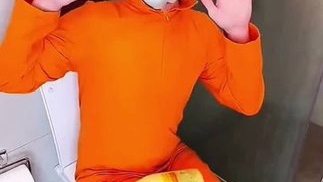 怪人上厕所卷纸被打劫，结局让人太意外了！ #看一遍笑一遍 #意想不到的结局 #这操作都看傻了 #万万