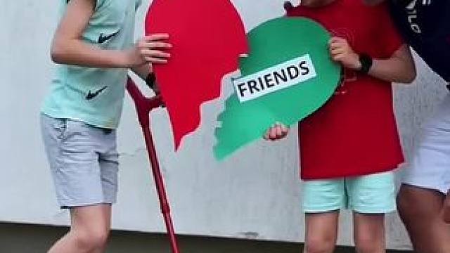 残疾男孩为自己拼凑爱心，结果让人万万没想到！ #看一遍笑一遍 #老外真会玩 #意想不到的结局 #万万