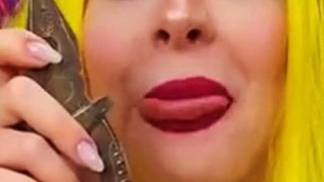 把巧克力做成钳子形状，为了躲避保安真有招数！ #搞笑视频 #搞笑配音 #搞笑