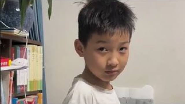 最近给买了两个书包，一个便宜点的书包肩带会刮蹭脖子，说跟砂纸似的刮脖子，又重新买了一个，这个就不会刮