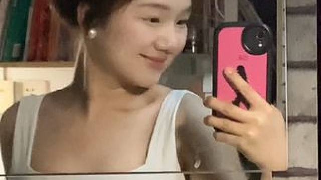 漂亮的眼睛应该流幸福的眼泪 #女大学生 #小白裙 #白色初恋裙