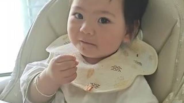 乖，自己抓东西吃#骗你生女儿 #晒出越养越上头的人类幼崽 #人类幼崽治愈系宝宝 #被你萌化了 #这样
