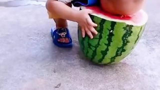 夏天喜欢吃西瓜的，一定要备上这个#切西瓜神器  切块吃瓜两不误#西瓜刀  #吃货必备