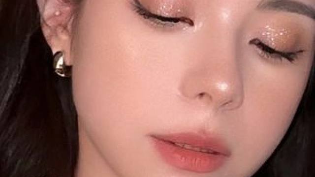 单颗牛郎不过百的闪片神盘来了！#UD牛郎眼影 #新手化妆教程 #UD牛郎钻闪盘