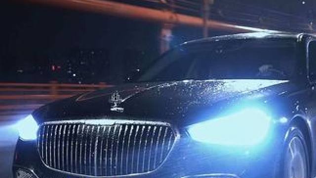 我想没有男孩子会拒绝这个场景吧。#雨夜高架桥迈巴赫