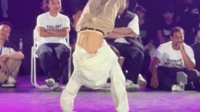 超强街舞女孩舞技超群，腹肌也有真的太牛了吧#街舞 #3500学的街舞 #这就是街舞