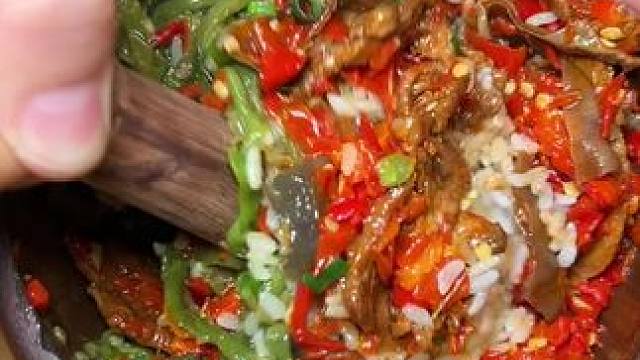 这家古法擂椒拌饭生意太好了，周围的人都喜欢在这里吃#擂椒拌饭