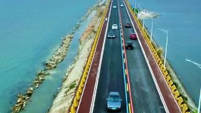 汕尾这个海上公路你来过了吗？
进去风车岛，要跨越5公里的海上公路。这条海上公路两侧海水颜色不
同，就