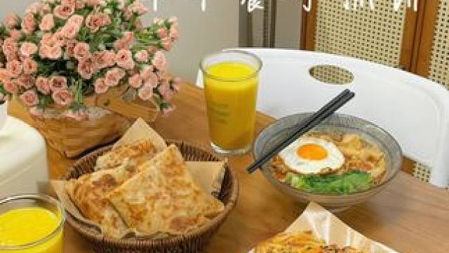 简单好做的低卡元气早餐来了~小马说：好喜欢吃手抓饼呀！碳水吃起来真的好满足！#早餐 #手抓饼 #碳水