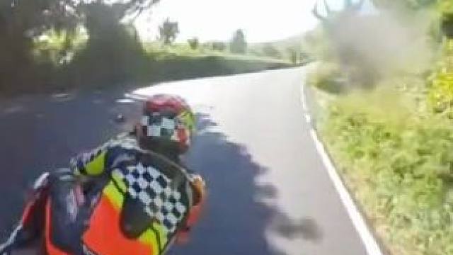 好久没有看到限速50迈的曼岛tt了#摩托车比赛 #曼岛tt #大神控车 #专业动作请勿模仿