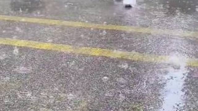 下雨上学最怕孩子鞋子湿了，一穿就是一天，看了都心疼，给孩子书包里装几个防水鞋套，防水又耐磨!#防水鞋