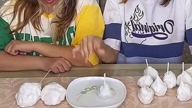 两人玩拆棉花糖盲盒游戏，看谁的运气比较好啊#外国人真会玩 #搞笑配音