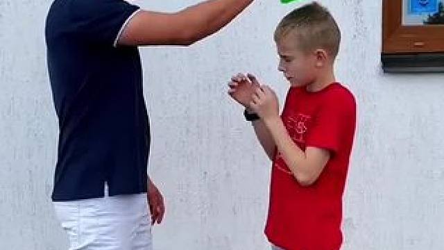 一个足球引发的闹剧，结局真是让人太意外了！ #看一遍笑一遍 #意想不到的结局 #万万没想到 #这操作