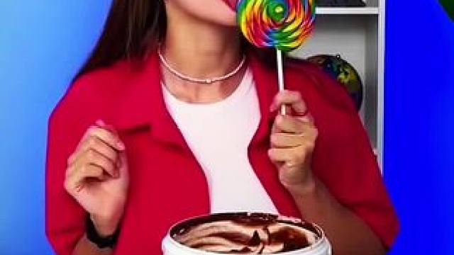 巨型棒棒糖的奇葩吃法，结局让人万万想不到！ #看一遍笑一遍 #老外真会玩 #意想不到的结局 #这操作