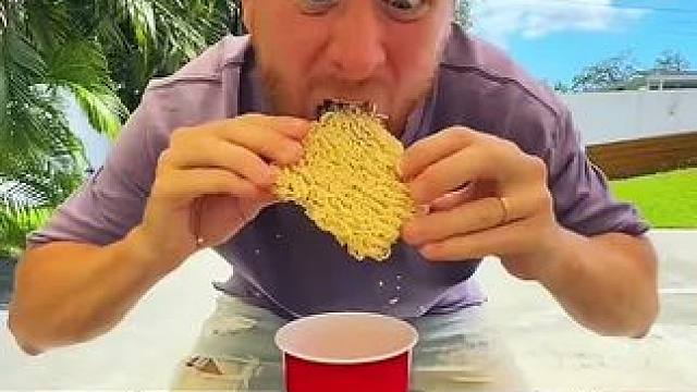 方便面的奇葩吃法，男子这招简直太牛了！ #专治不开心 #看一遍笑一遍 #万万没想到 #意想不到的结局