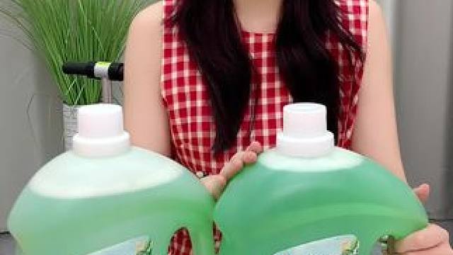 夏天到了，家里怎么能少了这个#拖地花露水  12斤装才12.99，太划算了，随便怎么用都不心疼 #家