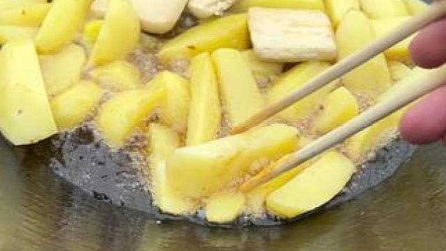 农村就这个条件了炸洋芋吃 #农村美食 #灵魂蘸料 #无辣不欢 #我的乡村生活 #农村生活