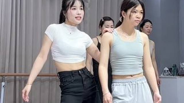 测测你胯部的灵活度，你胯部的灵活度怎么样呀 #舞蹈 #扭一下 #成人零基础舞蹈培训