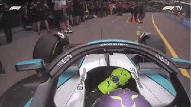 汉密尔顿二练进站差点撞上摄影师 #2024f1摩纳哥大奖赛 汉密尔顿二练进站时一位摄影师突然冲出来，