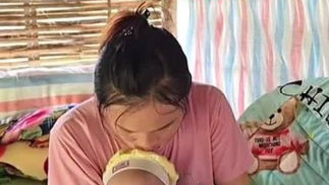 阿萍前夫阿超太坏了，阿萍用洗衣粉给小奶狗洗澡真的好吗？#野外生存 #国外生活 #单亲妈妈