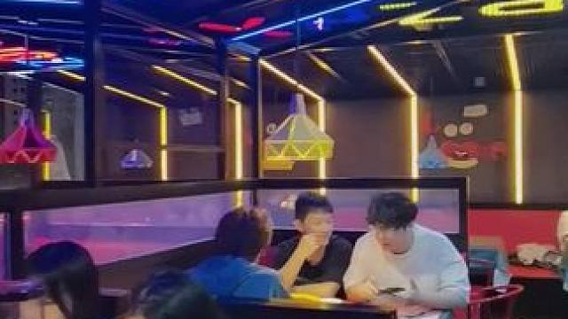 在赖胖子，你只需要183元就能享受到14种菜品的特惠欢快4人套餐，里面有肉蟹煲等美食，而且环境非常幽