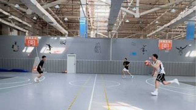 #篮球 #日常训练 #一分钟干货教学 
多人轮转综合训练
｜突破搂传接球突破终结
｜胯下突破推传衔接