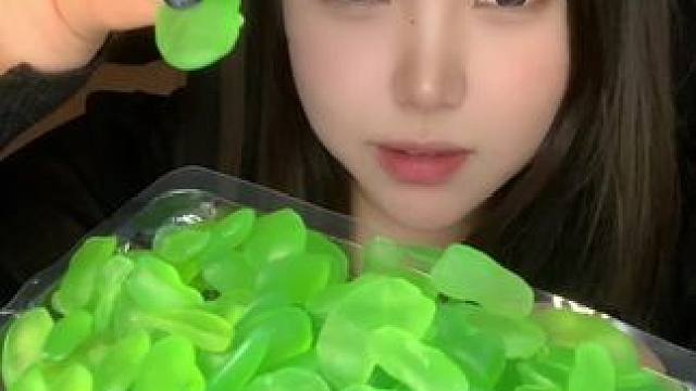 又挖到几个糯糯的糕点！一口惊艳的好吃#好吃到停不下来 #零食推荐 #谁懂这一口的好吃程度 #糯叽叽 