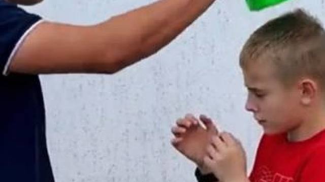 一个足球引发的闹剧，结局真是让人太意外了！ #国外恶搞 #老外恶搞 #搞笑老外