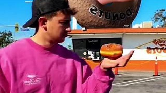 超大个巨型甜甜圈，小伙子直接看蒙圈了！ #看一遍笑一遍 #老外真会玩 #意想不到的结局 #万万没想到