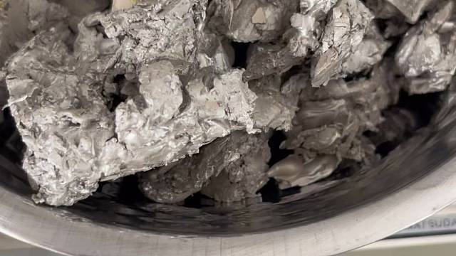 过期报废的银浆能提炼成白银价值很高的 来自于光伏厂和电子厂废料，银浆，银浆布，银焊条，银点，银触点，