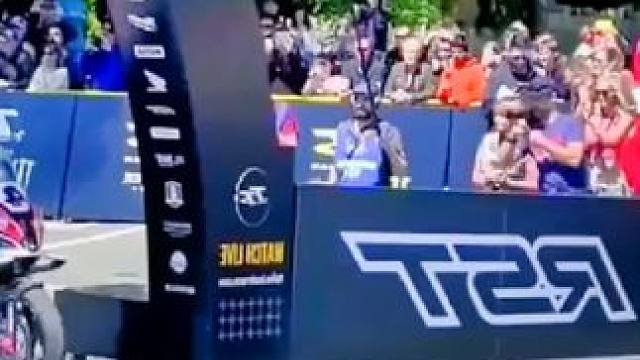 #曼岛tt #摩托车比赛 #专业动作请勿模仿