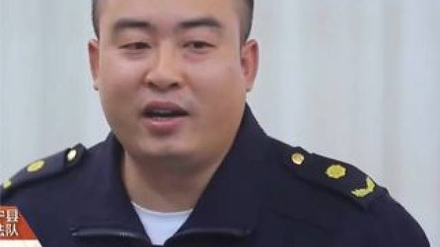 这是最让人动容的画面，六个路人奋不顾身接连跳入江中只为救人！ #正能量 #英雄救人瞬间 #纪录片