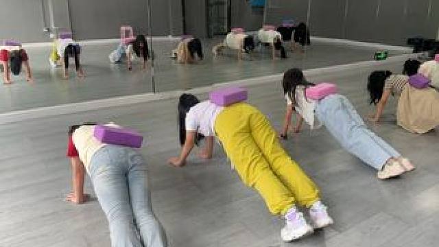 舞蹈生们一起来召唤蝴蝶#阿勒泰 #用live绽放点亮日常碎片