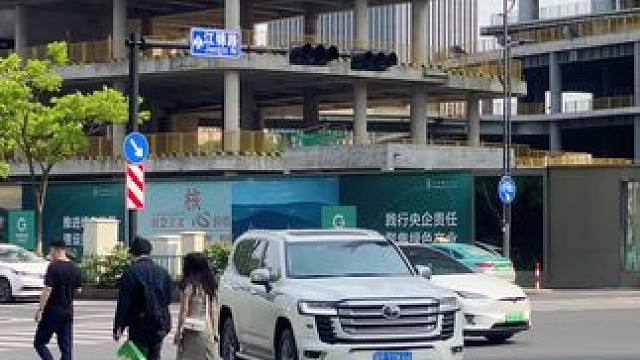 随着这几年国产越野车发展越来越好的同时，丰田越野车现在很少无人问津了吧，丰田lc300#丰田lc30
