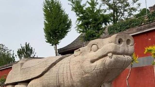 五代时期的成德军节度使安重荣为自己造的无比巨大的赑屃功德碑，现残重117吨。可惜反心刚有就被镇压了，