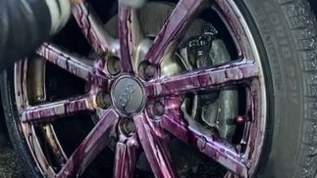 刹车产生的铁粉会吸附在轮毂上，要及时清理，不然会氧化轮毂！#清洗轮毂 #好物分享 #汽车好物