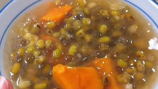 天气热，来一碗冰镇的西米露太过瘾了#一学就会的小甜品 #绿豆汤 #西米露