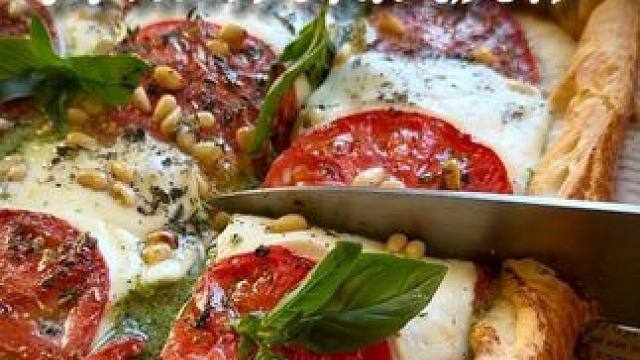 家庭版番茄奶酪披萨 材料：
饼皮面团250克
番茄1-2个
马苏里拉奶酪150克
松子或者任何你喜欢