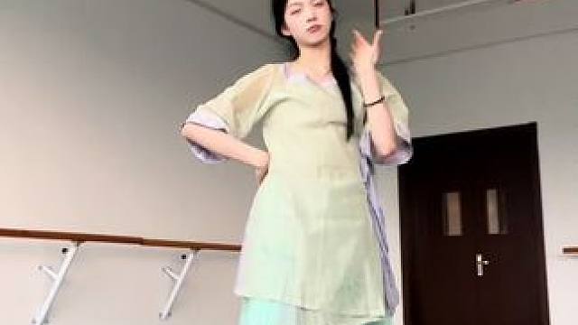 “热死了 给本小姐上一壶解暑的酒” 