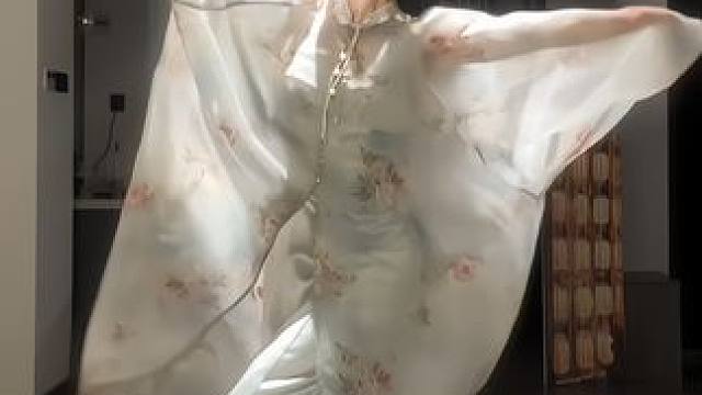 #舞蹈 “三尺红台，万事入歌吹”#国风 #氛围感 #新中式穿搭 #牵丝戏