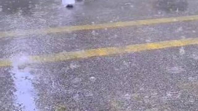 雨天到了，给家人安排上这款#一次性防水鞋套  ，加长加厚长筒，耐磨防滑，雨天出门套在鞋上，不怕湿鞋湿