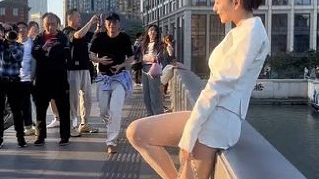 这绝对得颜值和身材面前，大哥这是完全妥协了吗。#路人视角 #上海 #小龙鼠在