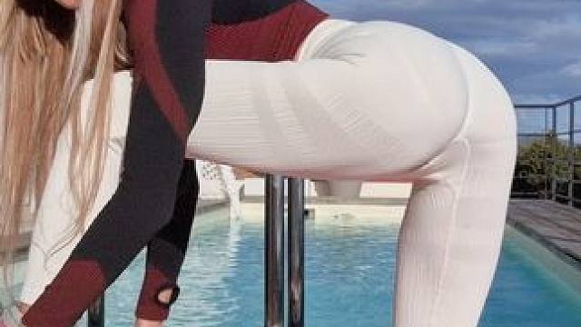 清晨腿部练习动作 #正常瑜伽动作无不良引导 #瑜伽美女 #运动女孩 #瑜伽 #户外瑜伽