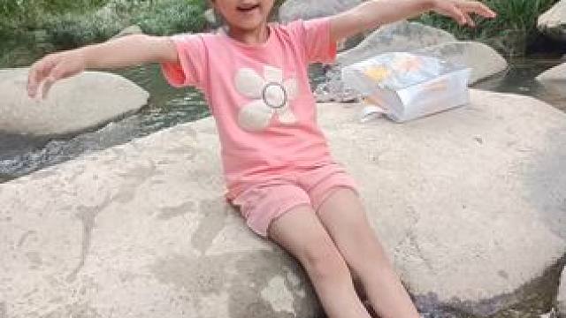 夏天没事多带小朋友多走一走，看一看#那个爱玩水的宝宝
